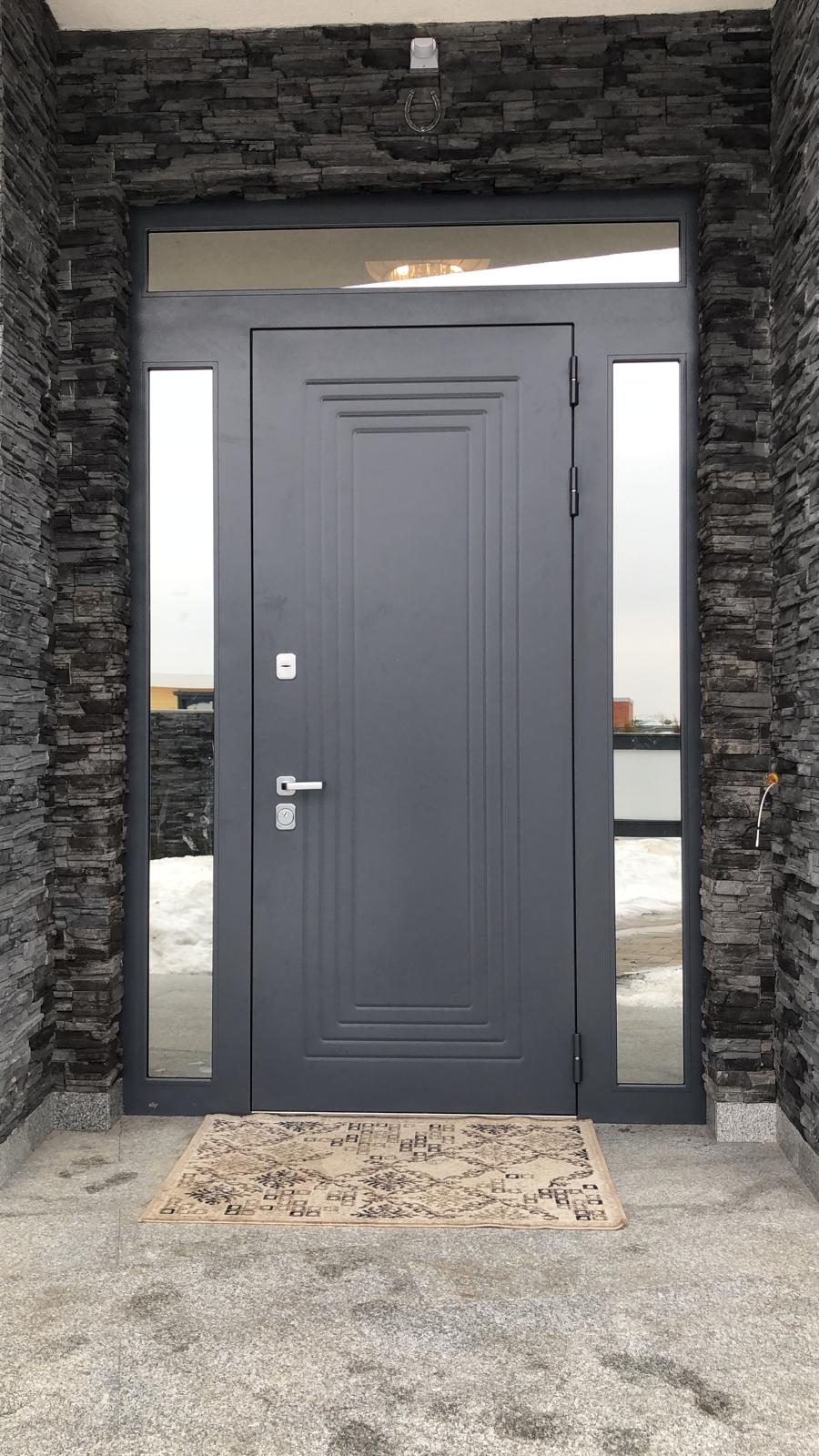 Входная трехстворчатая термо дверь с фрамугой