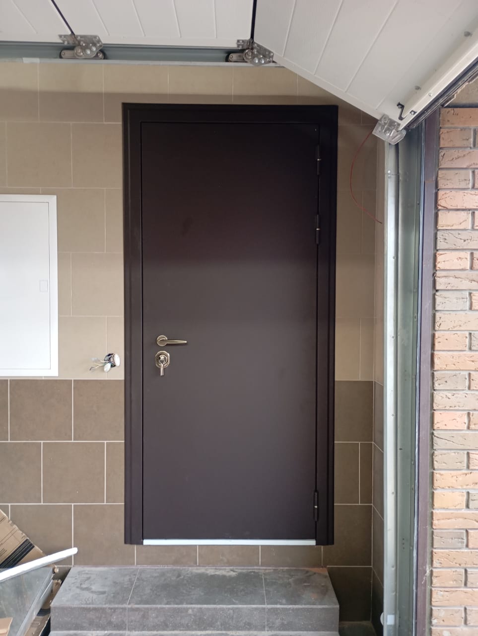 Входная дверь в гараж