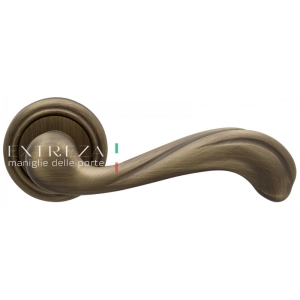 Дверная ручка Extreza NINA (Нина) 317 на розетке R01 матовая бронза F03