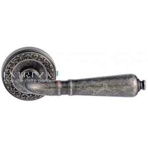 Дверная ручка Extreza PETRA (Петра) 304 на розетке R06 античное серебро