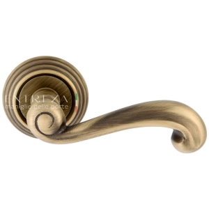 Дверная ручка Extreza BERTA (Берта) 312 на розетке R05 матовая бронза